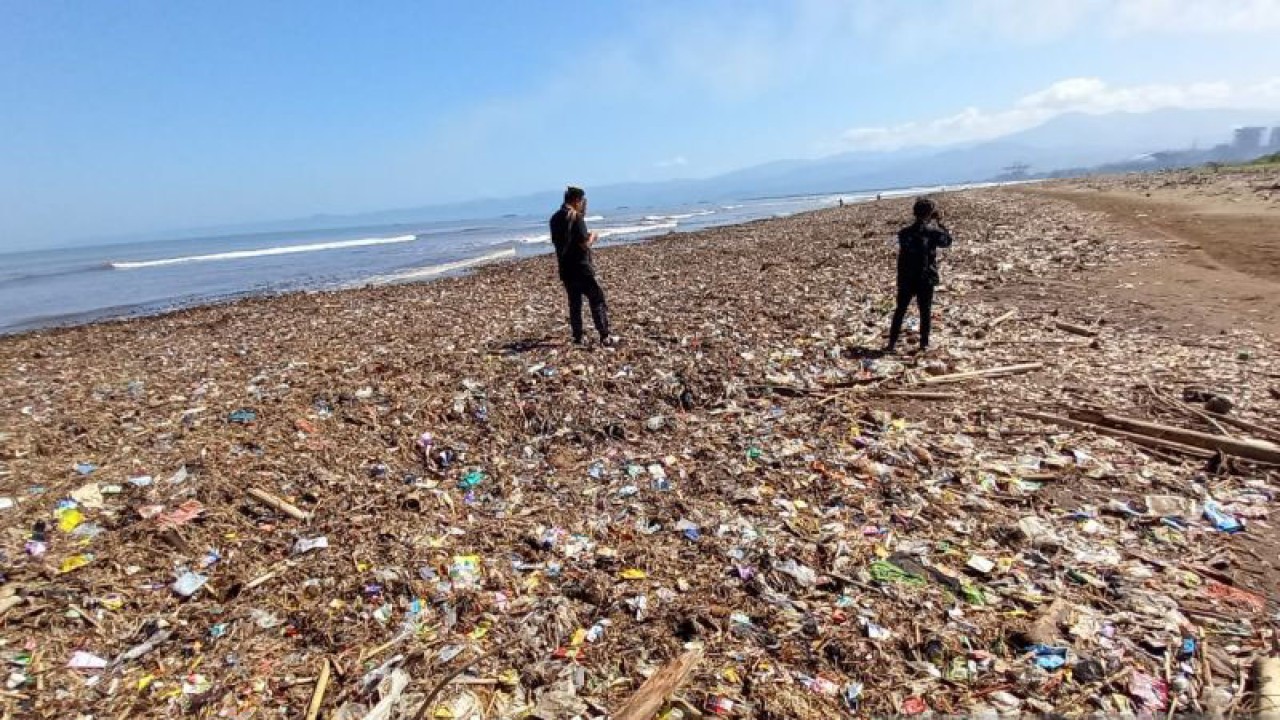 Tumpukan sampah di Pantai Talanca yang berada di Desa Loji, Kecamatan Simpenan, Kabupaten Sukabumi, Jawa Barat. Antara/Aditya Rohman