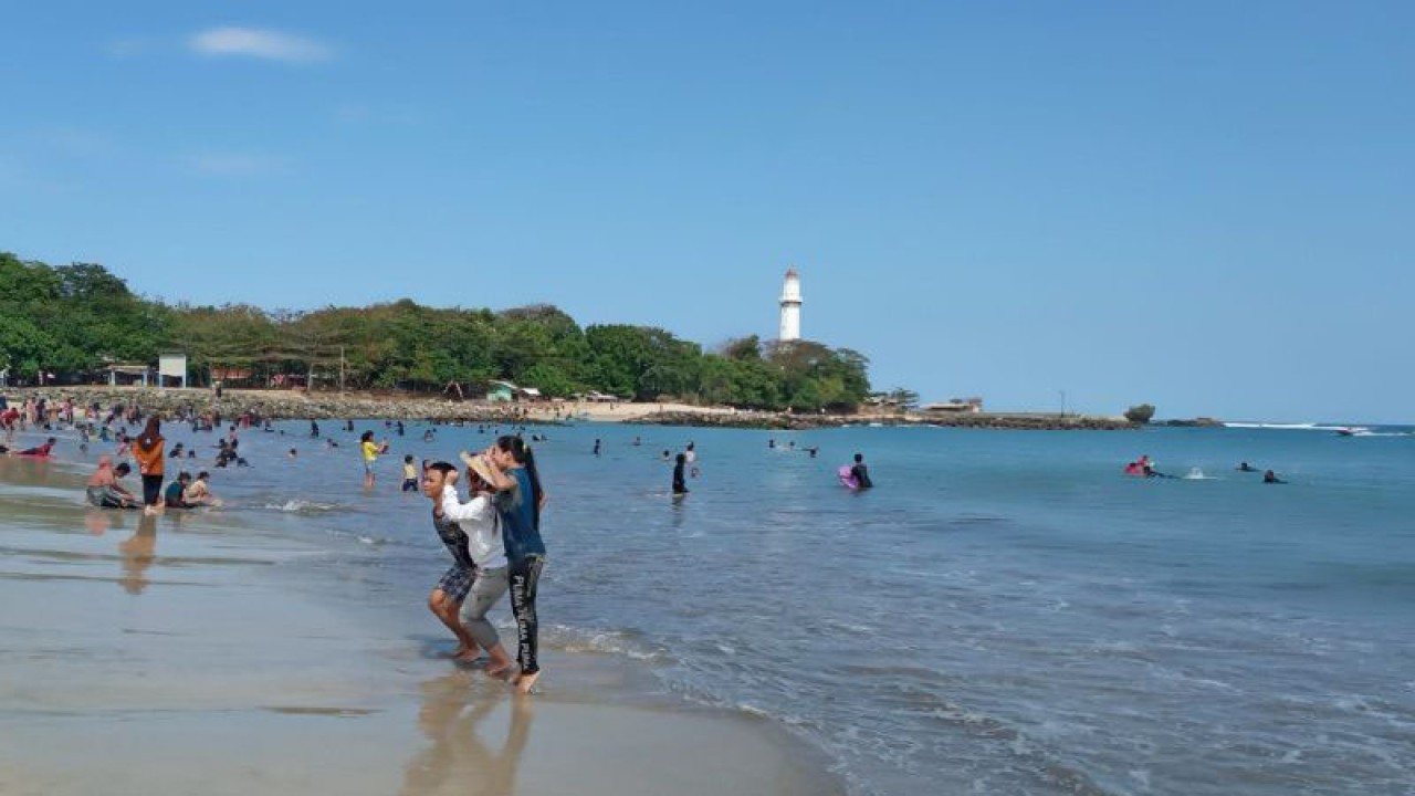 Suasana pantai di wilayah selatan Kabupaten Garut, Jawa Barat. (ANTARA/Feri Purnama)