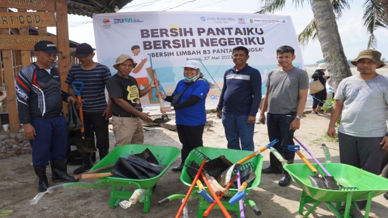 Acara pemberian bantuan alat untuk membersihkan limbah yang mencemari Pantai Melayu di Kota Batam. (ANTARA/HO-Humas Jasa Raharja)