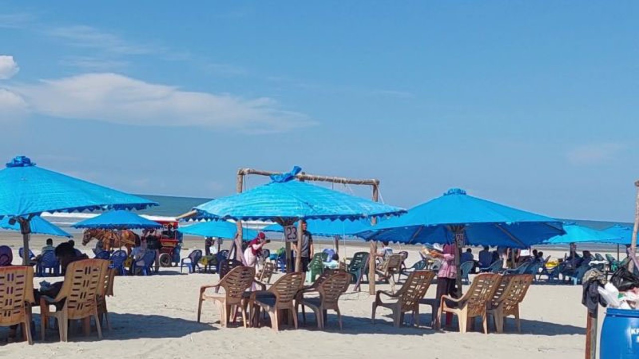 Destinasi wisata Pantai Panjang, Kota Bengkulu, Provinsi Bengkulu. (ANTARA/Boyke Ledy Watra)