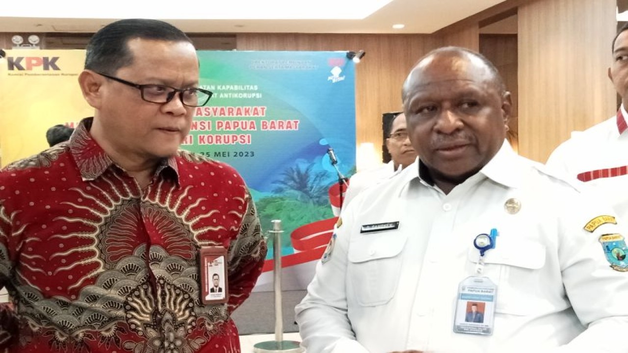 Penjabat Sekretaris Daerah Provinsi Papua Barat Dance Sangkek (kanan) berdiskusi dengan Deputi Pendidikan dan Peran Serta Masyarakat KPK RI Wawan Wardiana (kiri) di Manokwari, Rabu (24/5/2023).  ANTARA/Fransiskus Salu Weking.