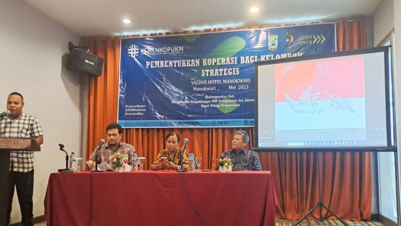 Kemenkop UKM bersama PYCH Papua Barat menyosialiasikan pembentukan koperasi modern bagi pelaku usaha mikro kecil di Manokwari, Senin. (ANTARA/Fransiskus Salu Weking)