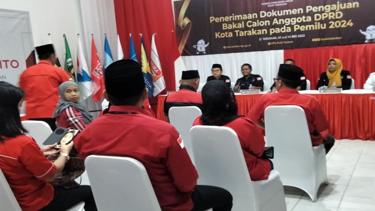 Para bakal calon legislatif dari PDI Perjuangan saat mendaftar ke KPU Kota Tarakan, Kamis (11/5/2023). ANTARA/Susylo Asmalyah.