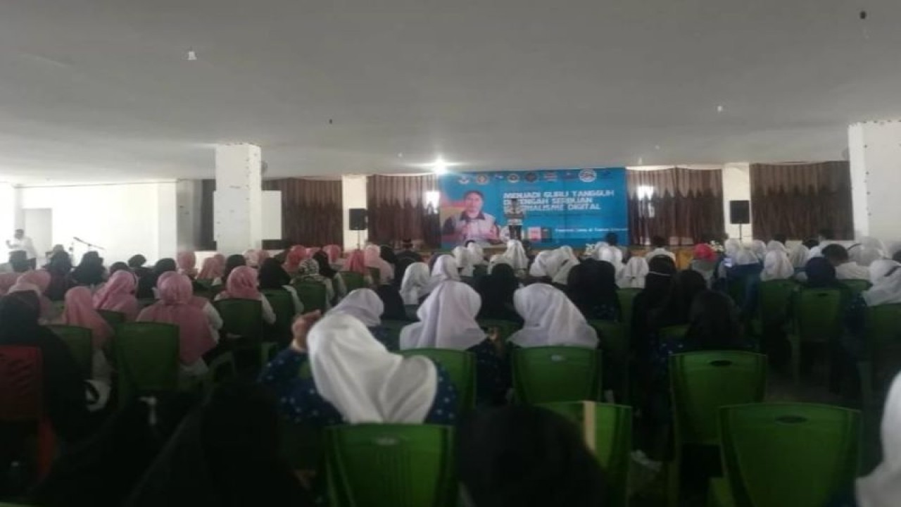 Para guru yang menerima beasiswa S1 dari Pemkab Kolut. (Antara/HO-Pemkab Kolut)