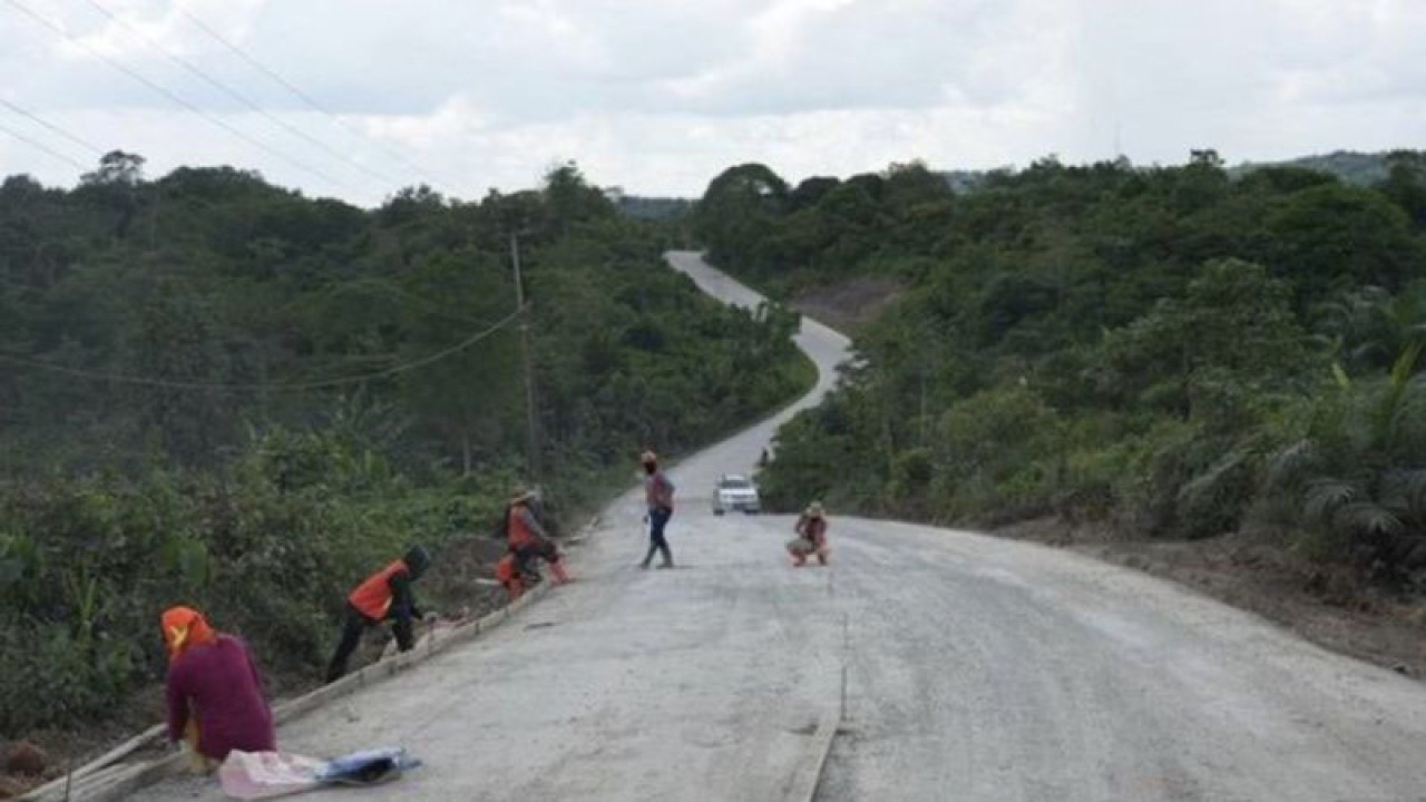 Para pekerja yang tengah melakukan perbaikan jalan dari Tenggarong Seberang menuju Sebulu, Kabupaten Kutai Kartanegara. (Biro Adpim Pemprov Kaltim)