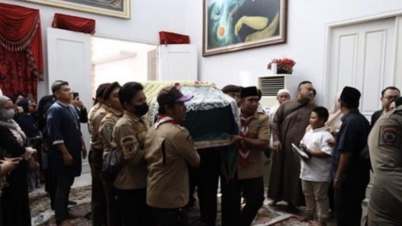 Jenazah Hj Norbaiti, istri Gubernur Kalimantan Timur Isran Noor, tiba di rumah duka di Jalan Adipura, Kota Samarinda, Kamis (25/5/2023). (HO Biro Adpim Pemprov Kaltim)