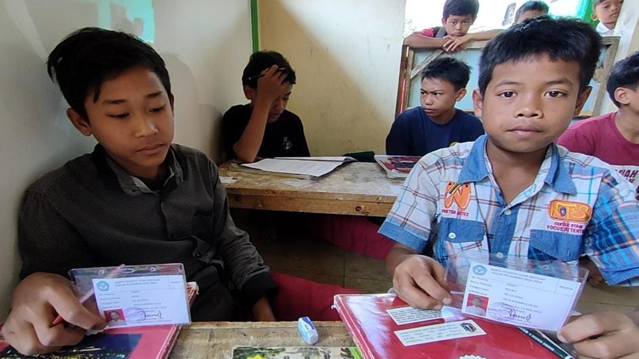 Para siswa Sekolah Dasar SDN Sukamulya 02 Kelas Jauh, antusias mengikuti Ujian Nasional.