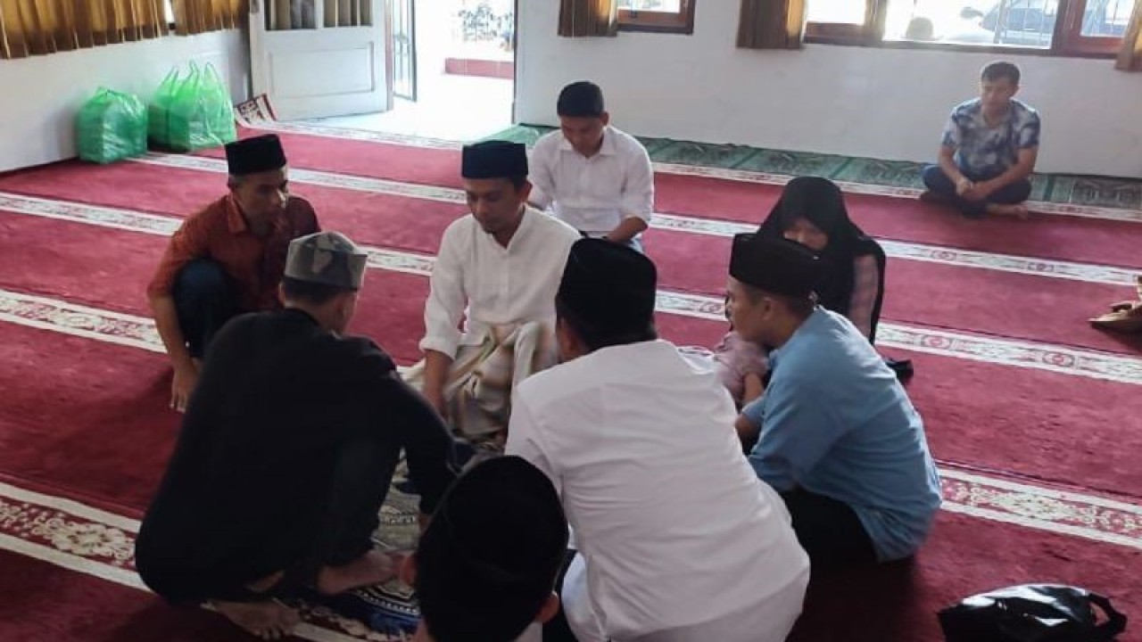 Suasana ijab kabul kedua tersangka kasus dugaan aborsi di Mushala Polresta Mataram, NTB, Senin (1/5/2023). (ANTARA/HO-Polresta Mataram)