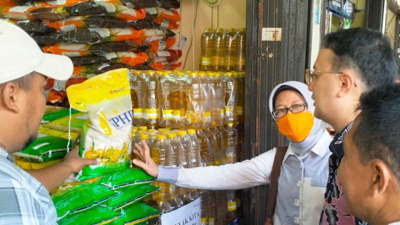 Wakil Menteri Perdagangan Jerry Sambuaga saat meninjau harga dan ketersediaan barang di Pasar Nusukan Solo, Jateng, minggu lalu. ANTARA/Aris Wasita