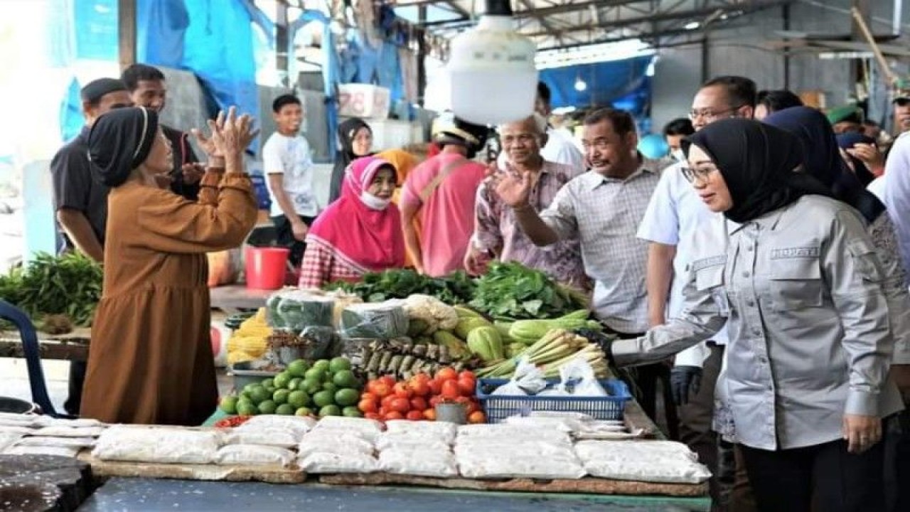 Bupati Kabupaten Mamuju Sutinah Suhardi melakukan pemantauan pasar dalam upaya pengendalian inflasi di Mamuju, Sulbar, Rabu (3/5/2023). ANTARA/M Faisal Hanapi