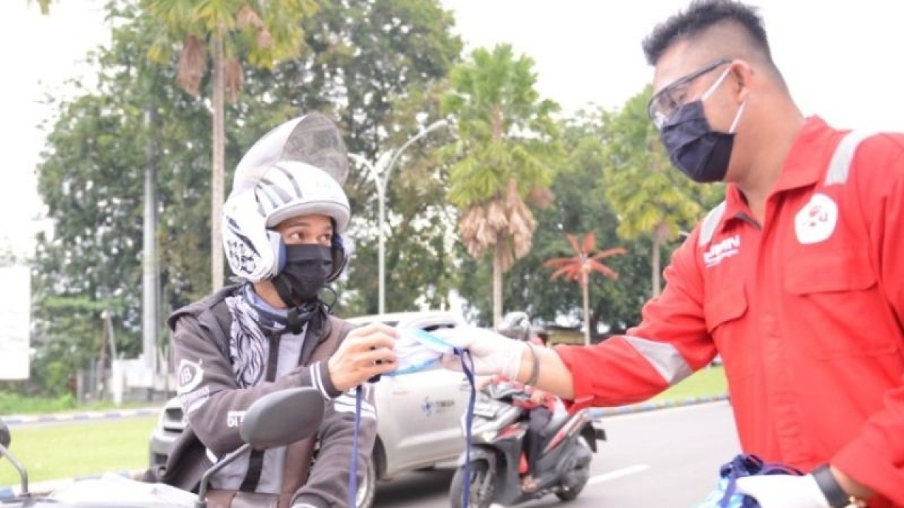 Anggota Satgas COVID-19 Provinsi Kepulauan Babel menyosialisasikan kepada seorang warga agar tetap mematuhi protokol kesehatan. (ANTARA/Aprionis)