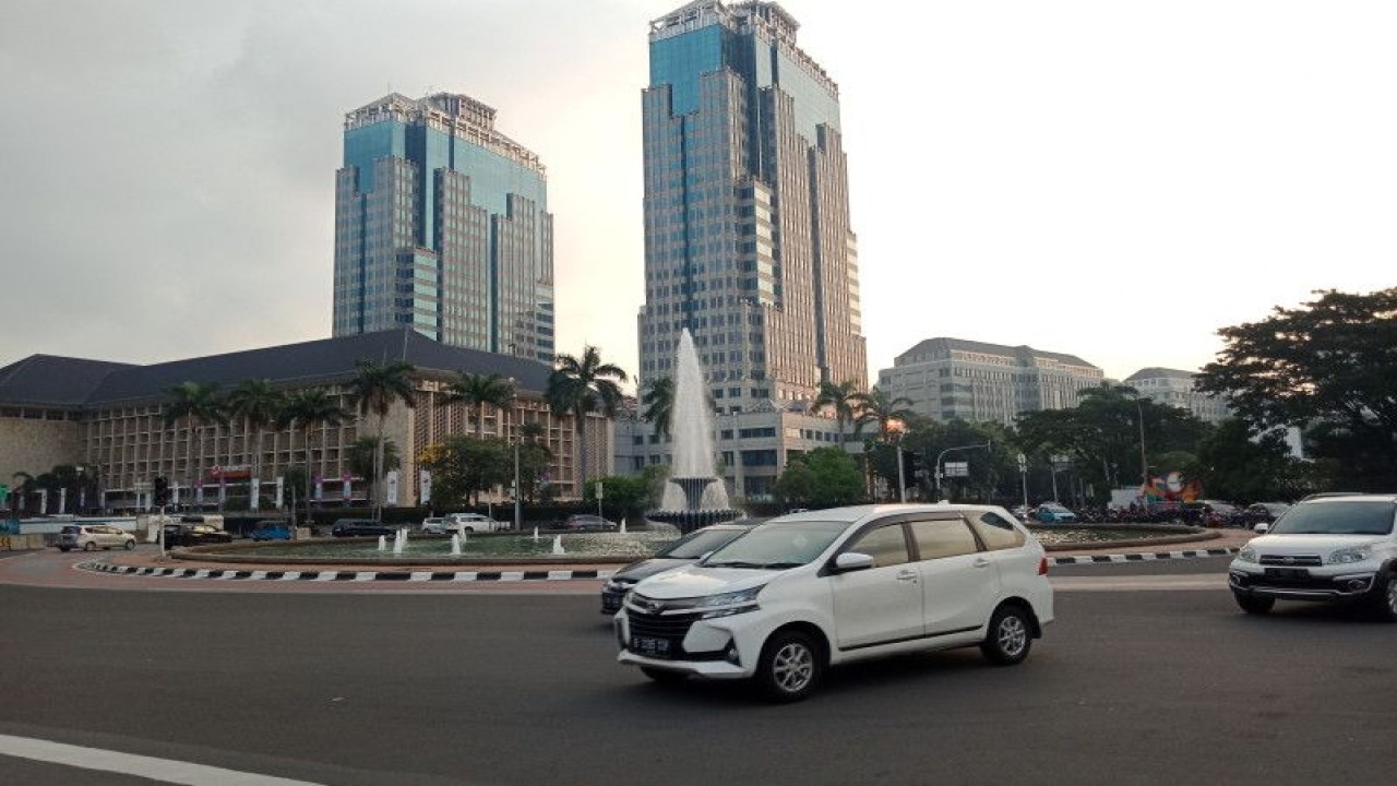 Kondisi lalu lintas di area Patung Kuda, Jakarta Pusat, Senin (1/5/2023). ANTARA/Risky Syukur