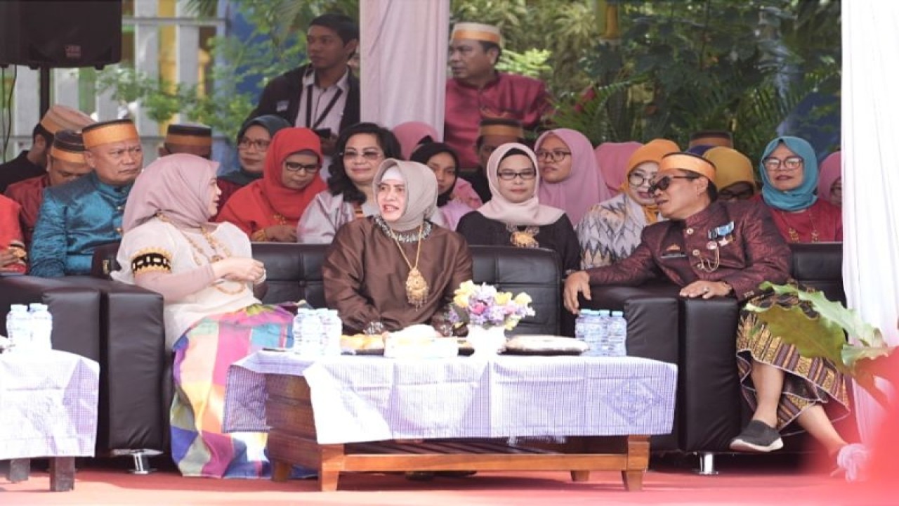 Bunda PAUD Indira Yusuf Ismail (tengah) berbincang dengan Wakil Wali Kota Makassar Fatmawati Rusdi (kiri) dan Wali Kota Makassar Moh Ramdhan Pomanto (kanan) saat menghadiri  peringatan Hardiknas di SMPN 13 Makassar, Sulawesi Selatan, Selasa (2/5/2023). ANTARA/HO/Dokumentasi Pemkot Makassar.