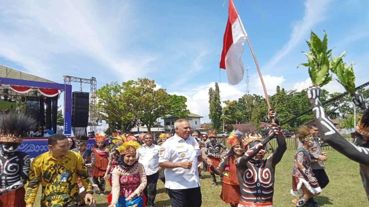 Penjabat Gubernur Papua Barat Paulus Waterpauw bersama sejumlah pejabat pemerintahan ikut dalam tarian pada harvesting GBBI dan GBWI 2023 yang diselenggarakan di Manokwari, Rabu. (ANTARA/Fransiskus Salu Weking)
