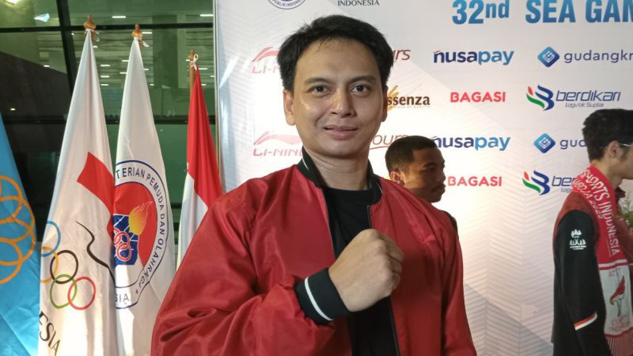 Ketua bidang hukum dan legalitas PB ESI Yudistira Adipratama berpose setelah mengikuti upacara penyambutan atlet SEA Games di Bandara Soekarno-Hatta, Tangerang, Selasa (16/5/2023). (ANTARA/RAUF ADIPATI)