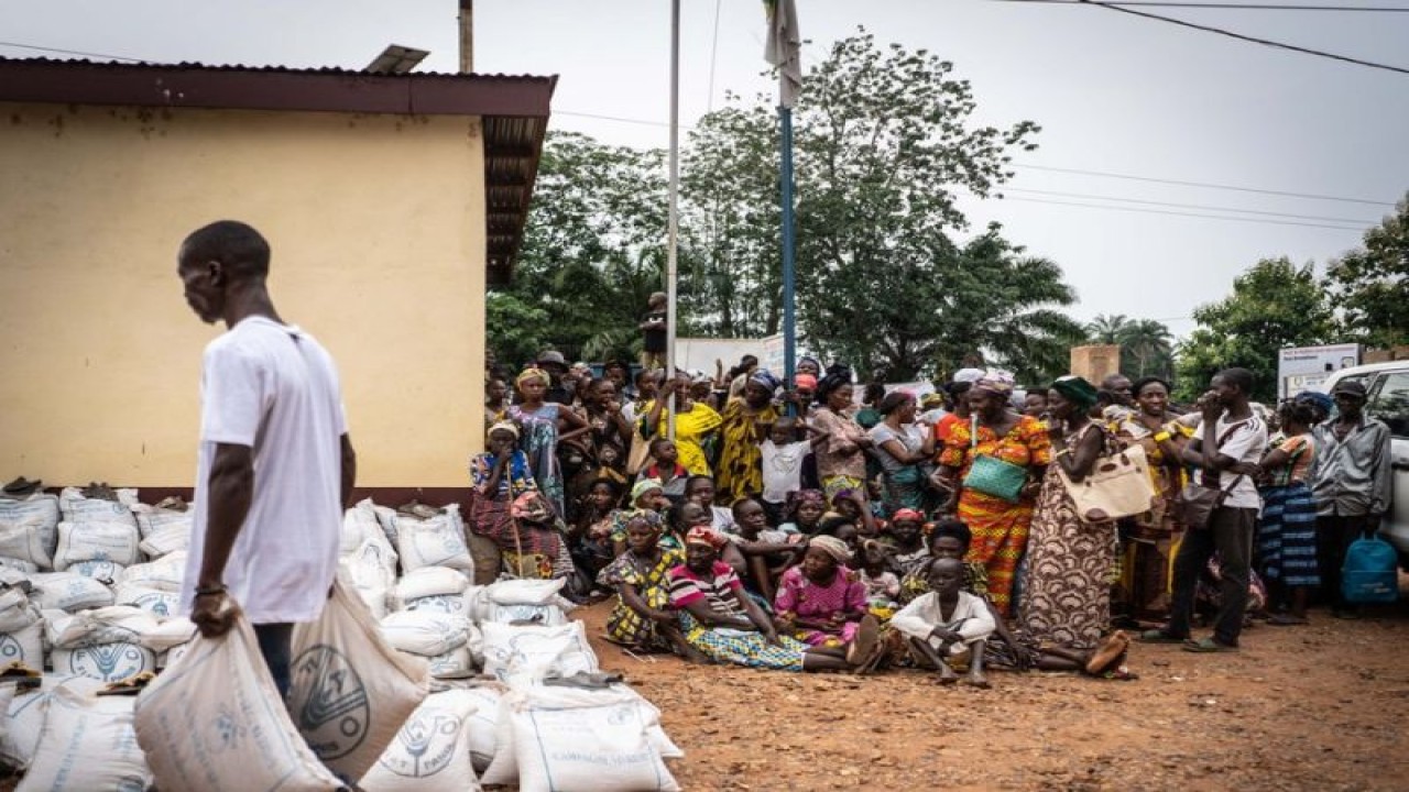 Foto Dokumen: Seorang pekerja FAO membawa sekarung biji-bijan sementara puluhan orang menunggu dengan sabar untuk membawa pulang satu karung di Bangui, Republik Afrika Tengah, 14 Juli 2021. ANTARA/Xinhua/Louis Denga