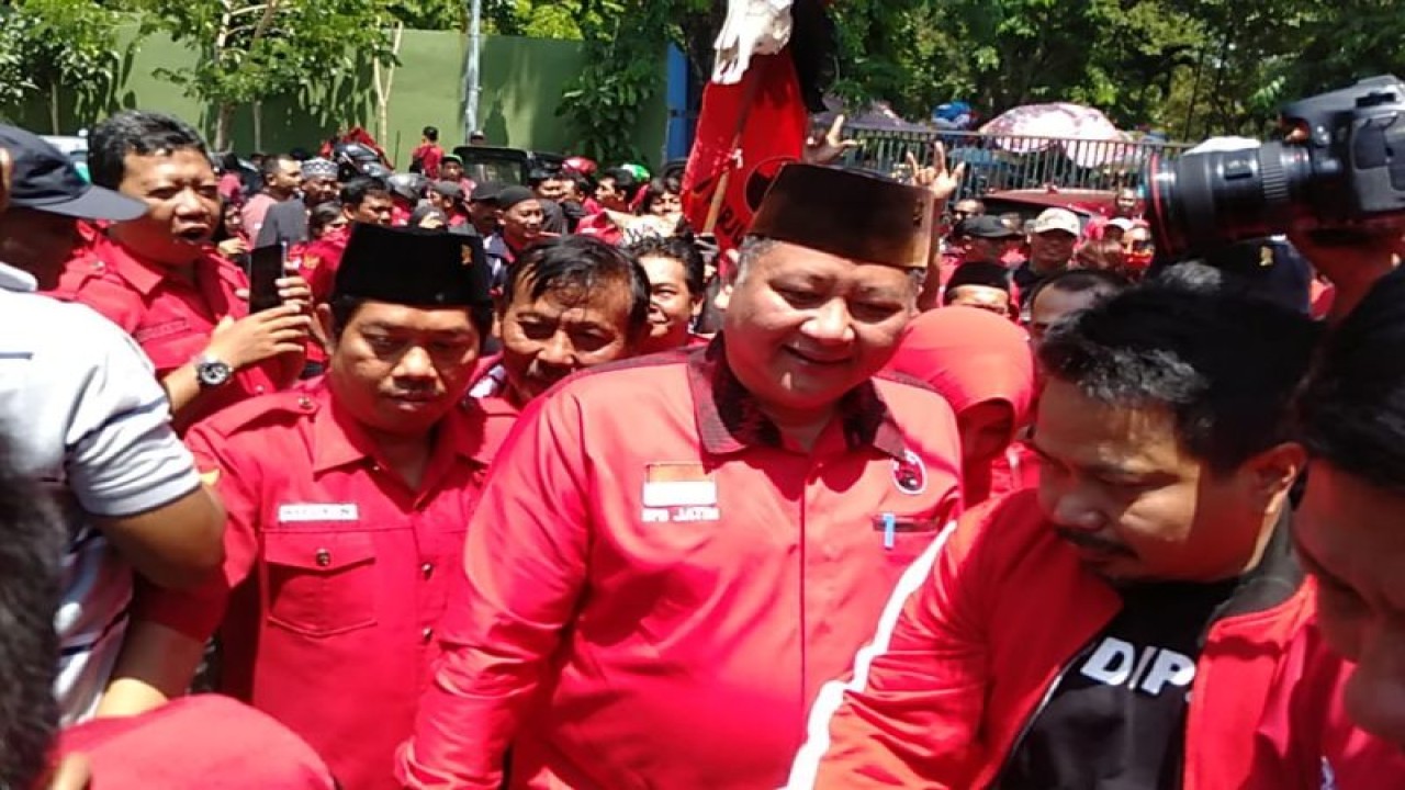 Foto Arsip - Whisnu Sakti Buana (tengah) semasa hidup di sela menghadiri kegiatan internal bersama partai beberapa waktu lalu. (ANTARA/Abdul Hakim)