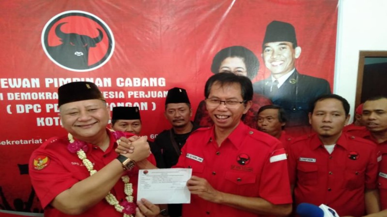 Ketua DPC PDIP Surabaya Adi Sutarwijono saat bersama almarhum mantan Wali Kota Surabaya Whisnu Sakti Buana (kiri) (ANTARA/Abdul Hakim)