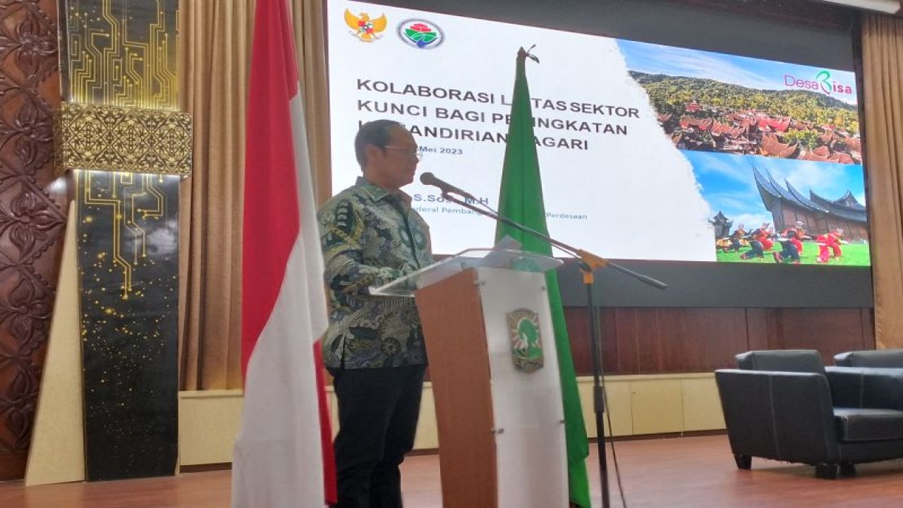 Direktur Jenderal Pembangunan Desa dan Pedesaan Kemendes PDTT Sugito memaparkan peran desa untuk pembangunan di Padang, Sumbar, Rabu, (31/5/2023). FOTO ANTARA/Muhammad Zulfikar.