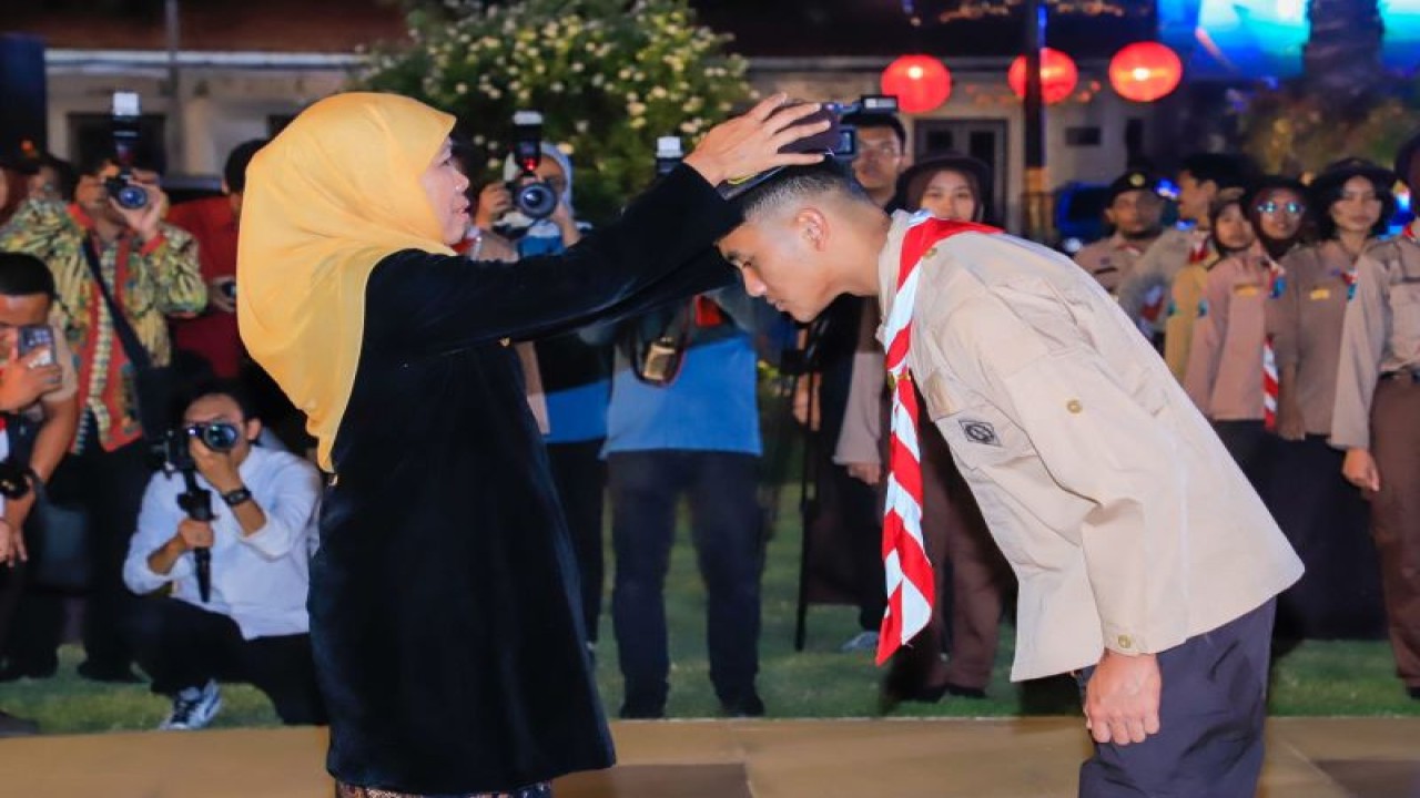 Gubernur Jawa Timur Khofifah Indar Parawansa mengukuhkan pebalap Moto3 Mario Suryo Aji sebagai Duta Pramuka di halaman Gedung Negara Grahadi Surabaya, Kamis malam (25/5/2023). (ANTARA/HO-Biro Adpim Jatim)