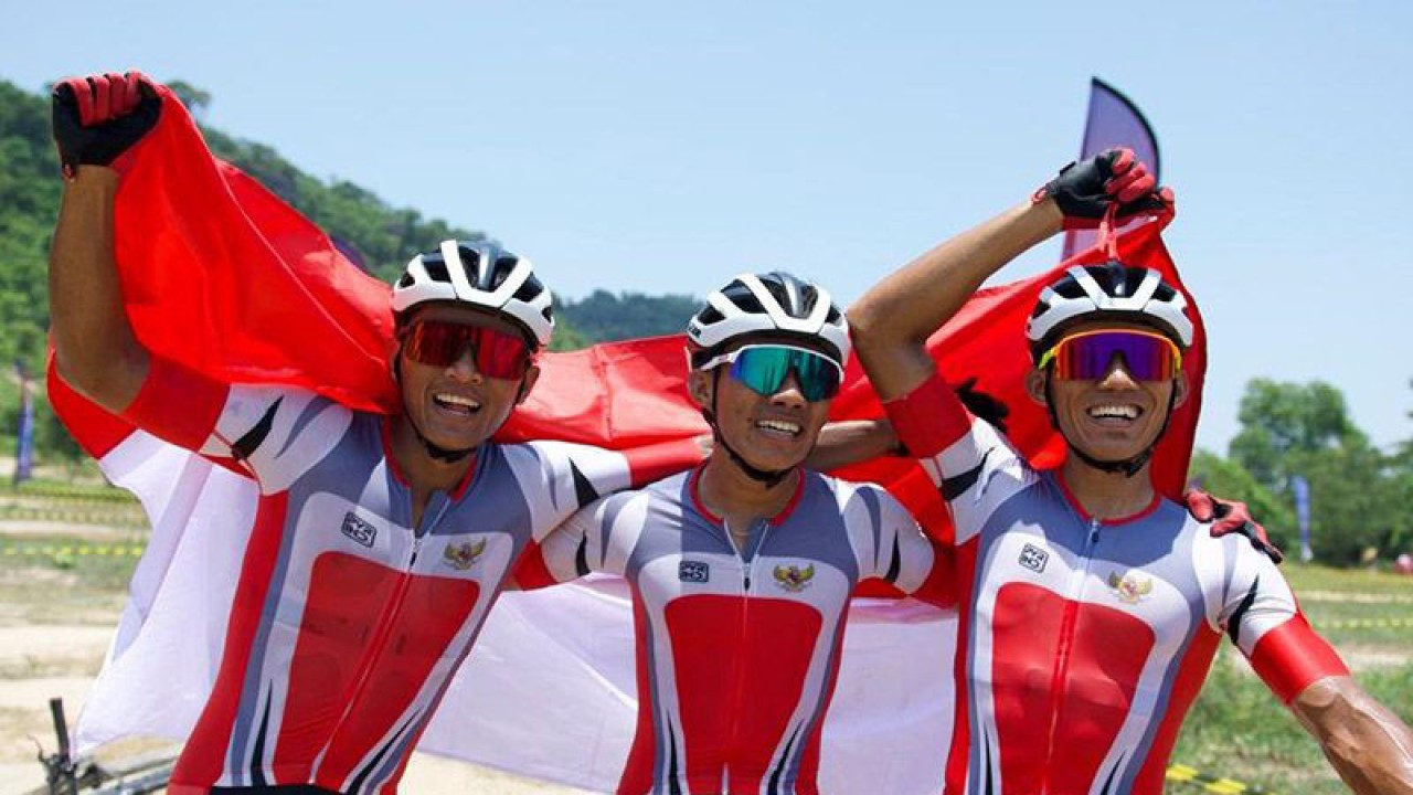 Feri Yudoyono (tengah) diapit Zaenal Fanani (kanan) dan Ihza Muhammad usai perlombaan nomor XCO Putra SEA Games 2023 di Kulen Mountains, Siem Reap, Kamboja, Sabtu. (6/5/2023). ANTARA/HO-PB ISSI/Nick Hanoatubun/am.