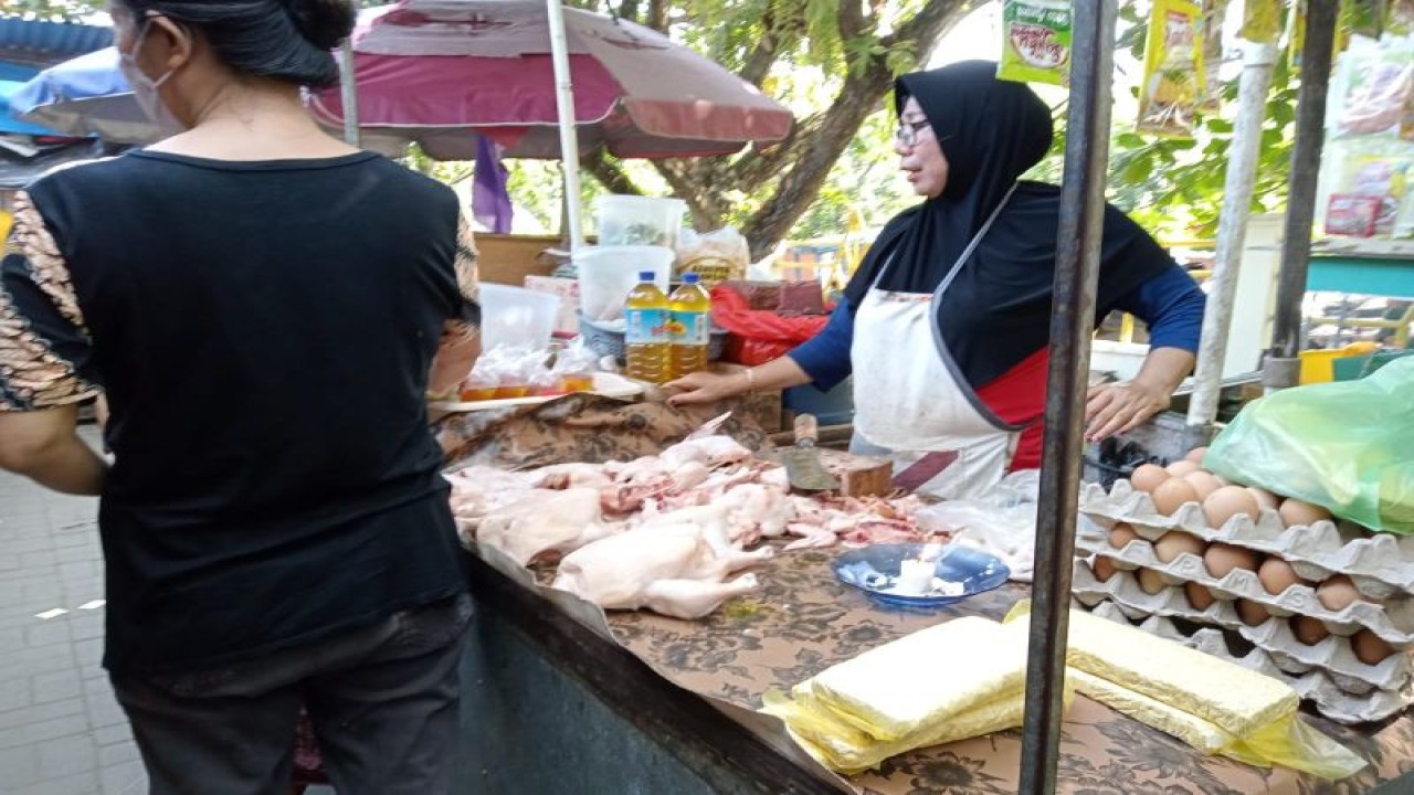 Pedagang ayam broiler di Pasar Cemare salah satu pasar tradisional di Kota Mataram, Provinsi Nusa Tenggara Barat. (ANTARA/Nirkomala)