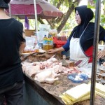 Pedagang ayam broiler di Pasar Cemare salah satu pasar tradisional di Kota Mataram, Provinsi Nusa Tenggara Barat. (ANTARA/Nirkomala)-1684485392