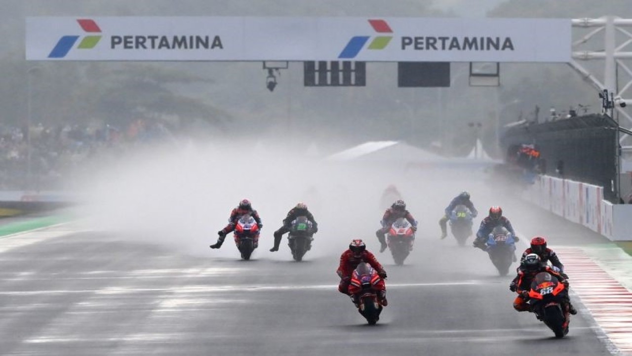 Ilustrasi - Pembalap Red Bull KTM Factory Racing Miguel Oliveira (kanan) melaju paling depan di depan para pembalap lainnya saat balapan MotoGP seri Pertamina Grand Prix of Indonesia di Pertamina Mandalika International Street Circuit, Lombok Tengah, NTB, Minggu (20/3/2022). ANTARA FOTO/Andika Wahyu/foc.