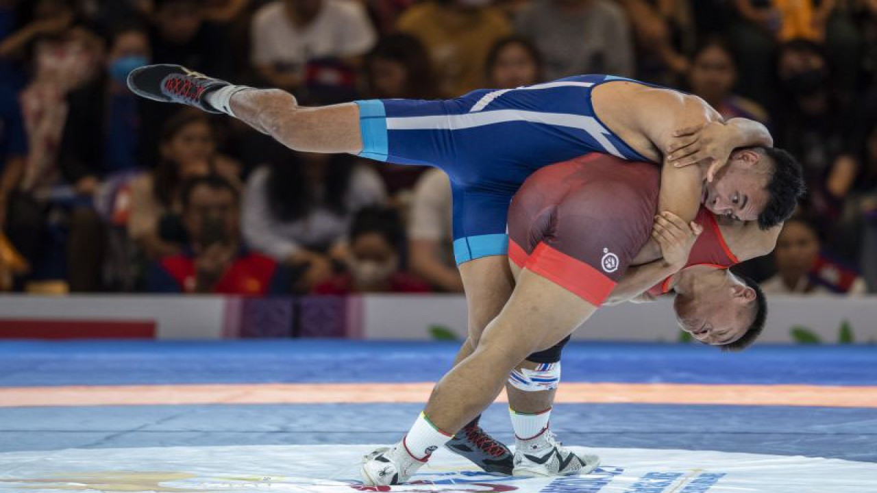 Pegulat Indonesia Andika Sulaeman (kiri) berusaha menahan bantingan pegulat Thailand Wisit Thamwirat (kiri) saat pertandingan gulat gaya Yunani Romawi (Greco-Roman) 77 kilogram putra SEA Games 2023 di Chroy Changvar International Convention & Exhibition Center, Phnom Penh, Kamboja, Minggu (14/5/2023). Andika Sulaeman berhasil meraih medali emas usai mengalahkan pegulat Thailand dengan skor 13-4, sehingga menduduki peringkat pertama dengan total 4 poin yang diikuti pegulat Vietnam Ba Son Nguyen dengan 3 poin dan perunggu pegulat Thailand Wisit Thamwirat 2 poin. ANTARA FOTO/M Agung Rajasa/nym.