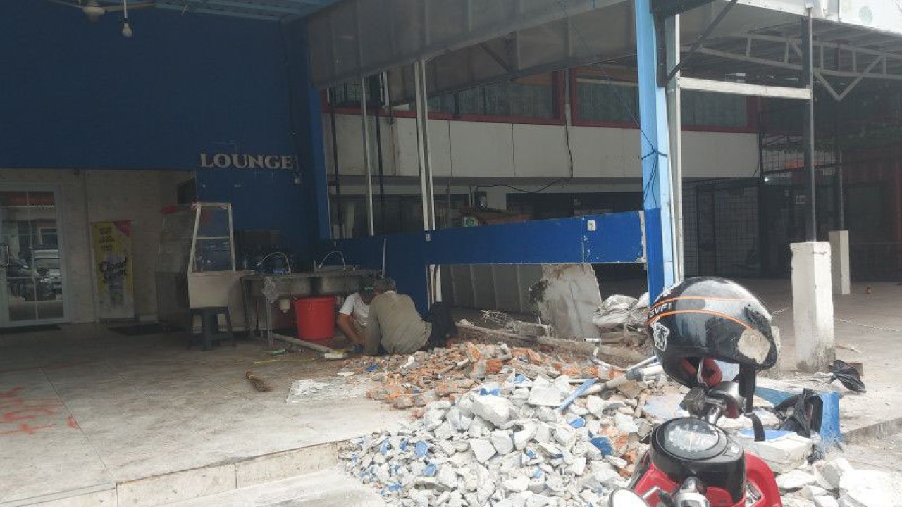Dua orang pekerja membongkar bangunan ruko yang melanggar aturan penataan ruang di Pluit Karang Niaga, Penjaringan, Jakarta Utara, Selasa (23/5/2023). (ANTARA/Abdu Faisal)