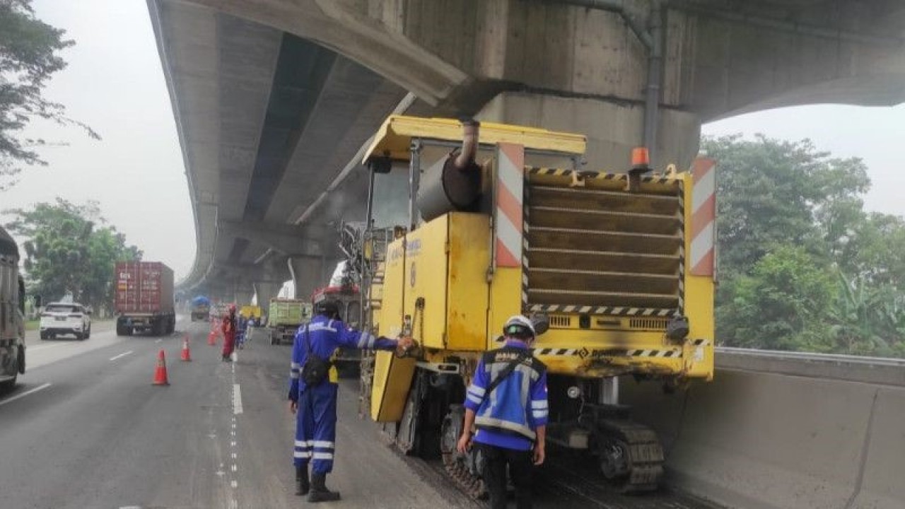 Pekerjaan perbaikan jalan di ruas Tol Jakarta-Cikampek. ANTARA/Pradita Kurniawan Syah