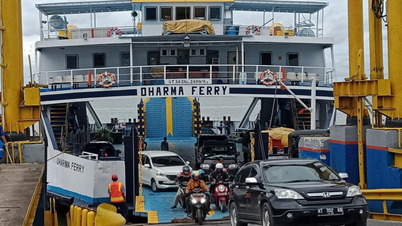 Kapal feri sedang bersandar untuk bongkar muat penumpang di Pelabuhan Feri Penajam, Kabupaten Penajam Paser Utara, Provinsi Kalimantan Timur. ANTARA/Nyaman Bagus Purwaniawan