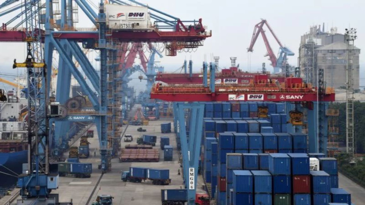 Sejumlah truk pengangkut peti kemas melintas di Pelabuhan Tanjung Priok, Jakarta Utara, Kamis (16/12/2021). ANTARA FOTO/Sigid Kurniawan/rwa