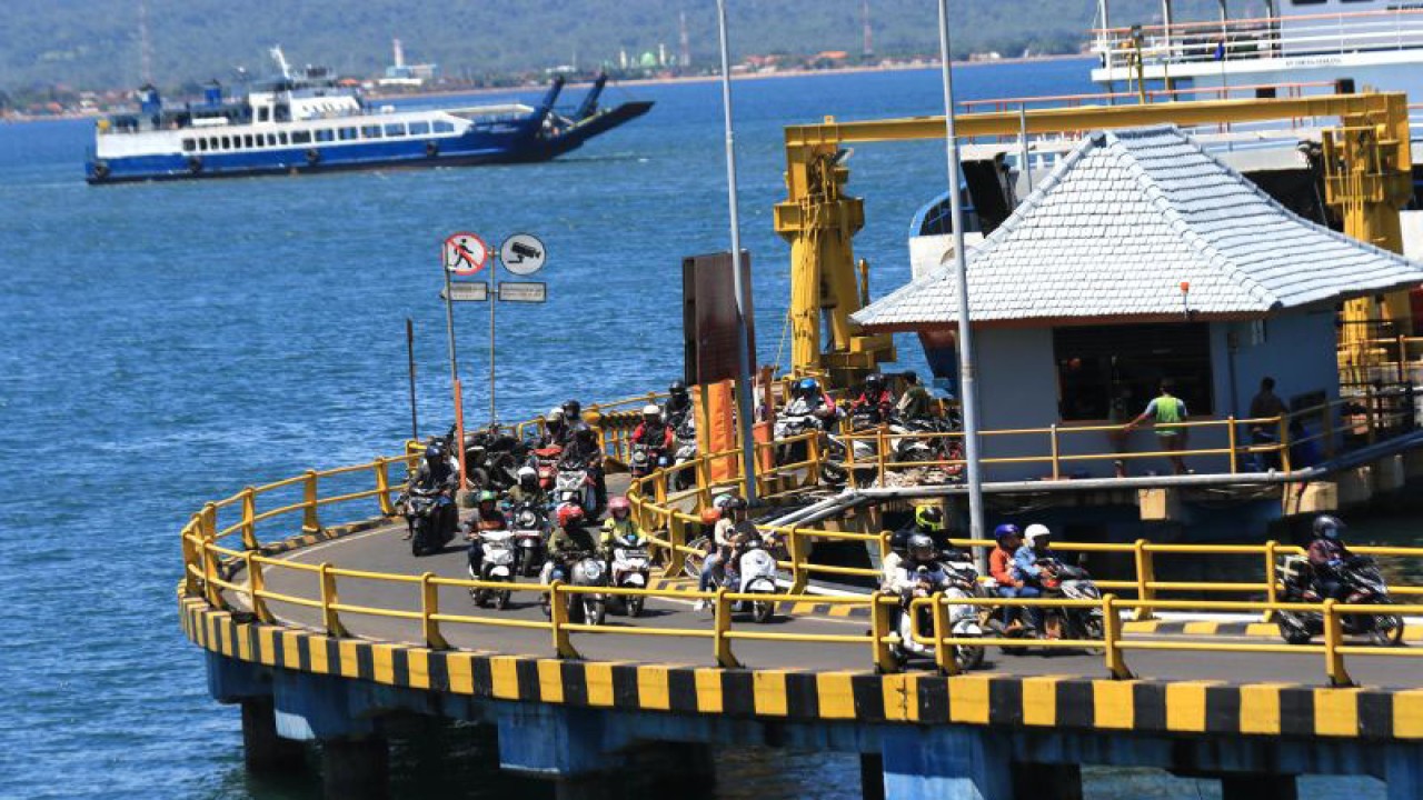 Sejumlah pengendara roda dua asal Bali melintasi dermaga saat turun dari kapal di Pelabuhan Ketapang Banyuwangi, Jawa Timur, Rabu (19/4/2023). ANTARA FOTO/Budi Candra Setya/YU