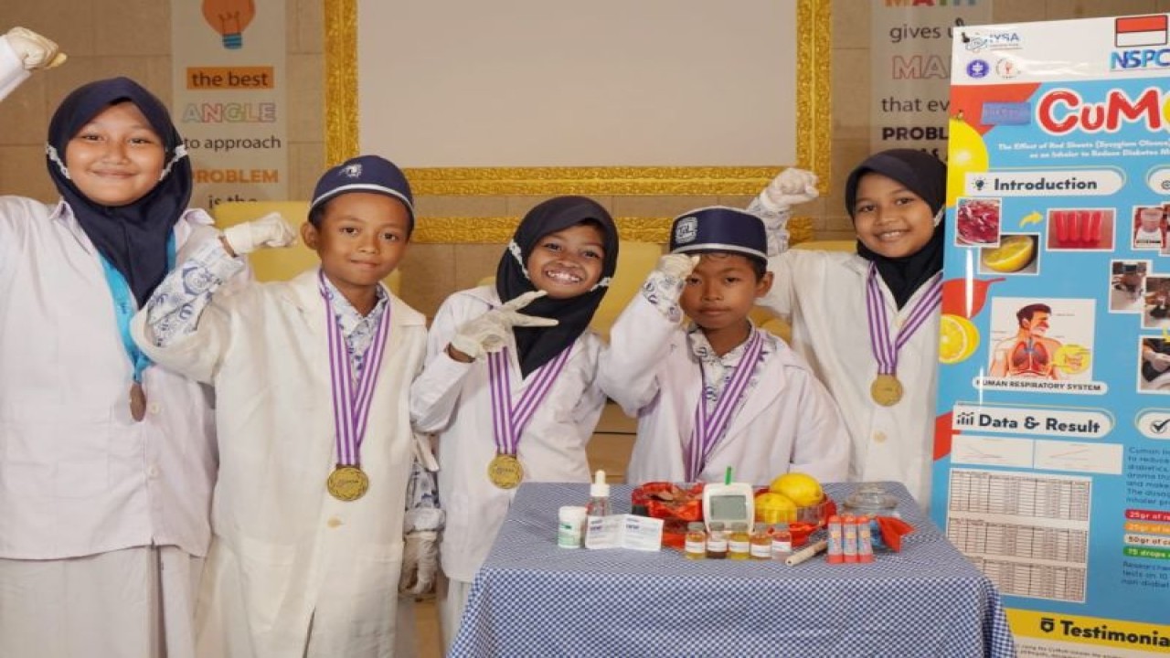 Sejumlah pelajar di Madrasah Ibtidaiyah (MI) Cokroaminoto Kota Surabaya meraih medali emas di ajang International Social, Science, Engineering and Education Romanian Competion (ISSEER) yang digelar secara daring dan luring pada 2-6 Mei 2023. (ANTARA/HO-MI Cokroaminoto)