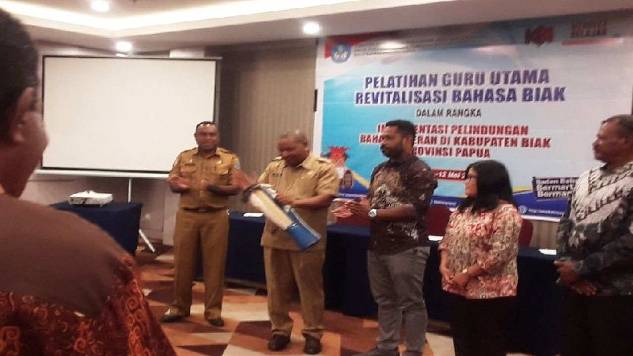 Pelaksana Harian Sekretaris Daerah Biak Numfor Lot Yensenem membuka pelatihan guru penutur bahasa daerah Biak. ANTARA/Muhsidin