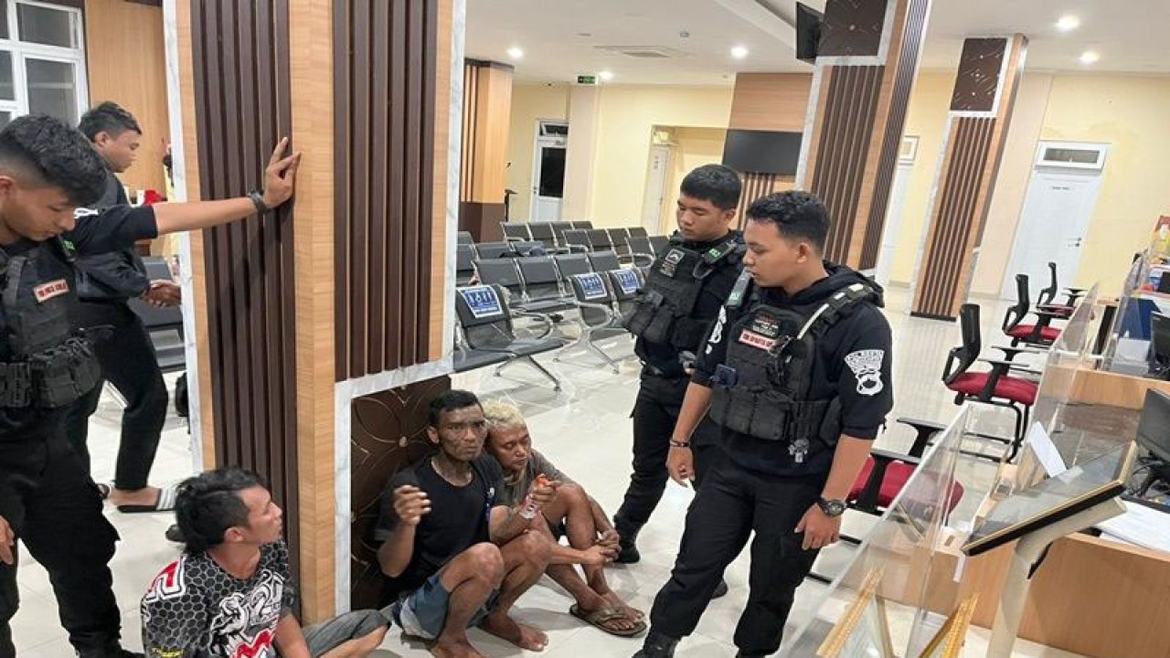 Polisi saat mengamankan tiga pelaku kasus pengeroyokan terhadap seorang anggota Polisi di Maporesta Surakarta, Kamis (11/5/2023). ANTARA/Bambang Dwi Marwoto.