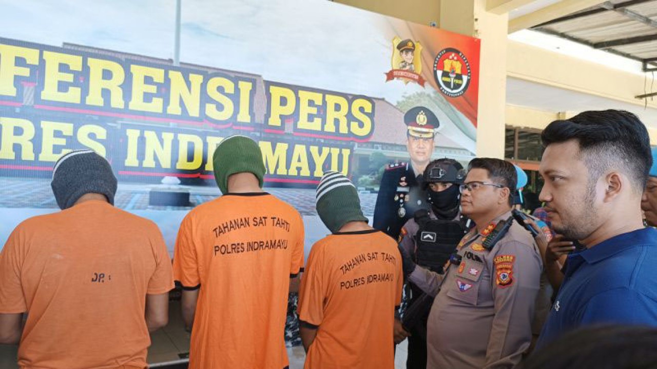 Tiga pelaku tindak kejahatan saat ditunjukkan petugas pada media di Indramayu, Jawa Barat, Jumat (12/5/2023). (ANTARA/Khaerul Izan)