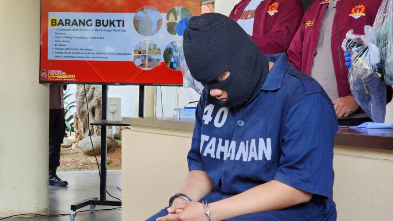 Tersangka pelaku kekerasan yang menewaskan anak PJ Gubernur Papua Pegunungan dihadirkan saat pers rilis di Mapolrestabes Semarang, Senin. (ANTARA/ I.C.Senjaya)