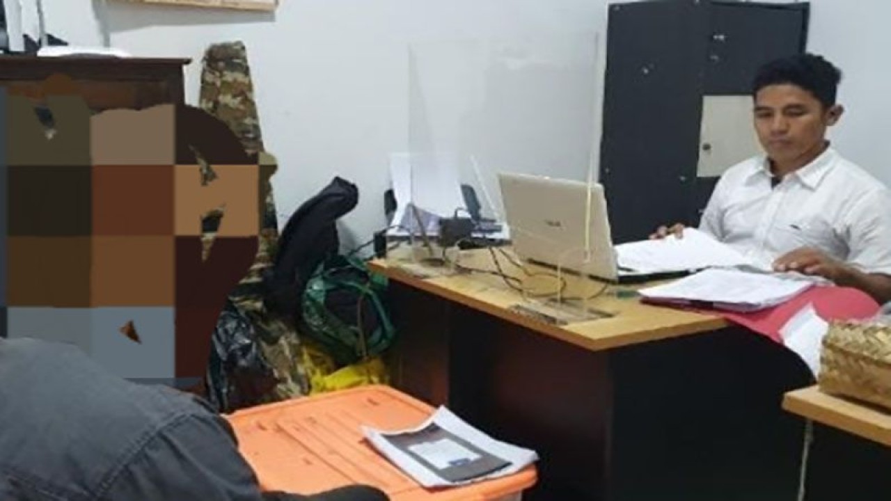 Pelaku penggelapan uang hasil penjualan mobil, AM (kiri) menjalani pemeriksaan di Kantor Satreskrim Polresta Banyumas. ANTARA/HO-Polresta Banyumas