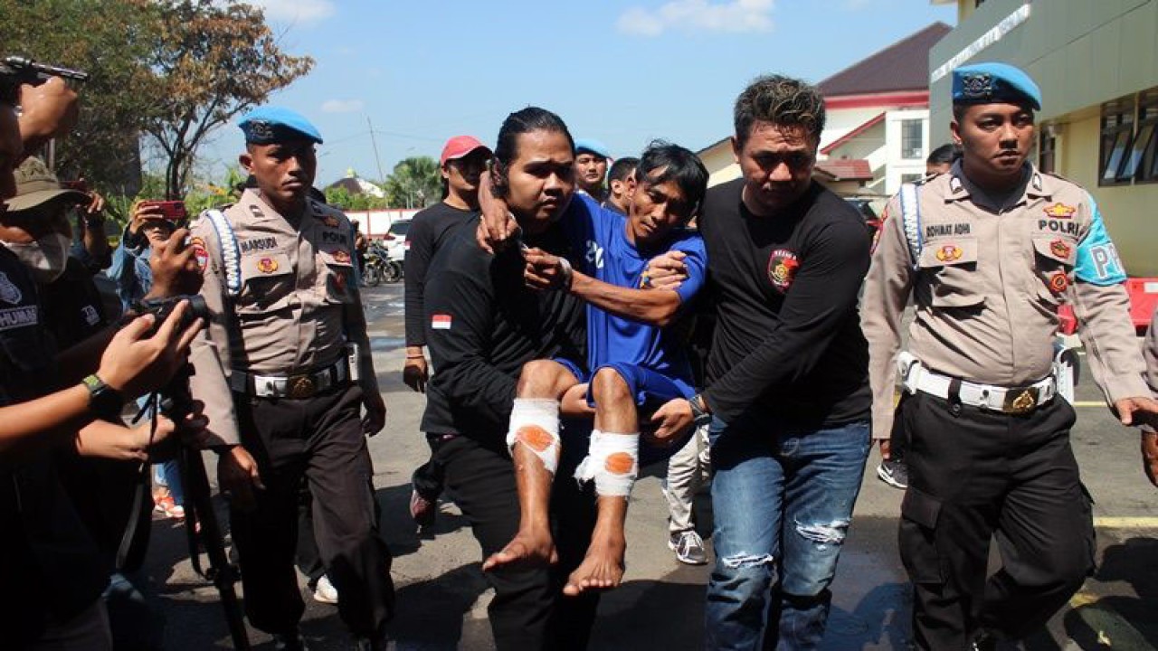 Pelaku kasus pembunuhan mutilasi saat dibawa oleh petugas dalam pemeriksaan di Mapolres Sukoharjo , Selasa (30/5/2023). ANTARA/Bambang Dwi Marwoto.