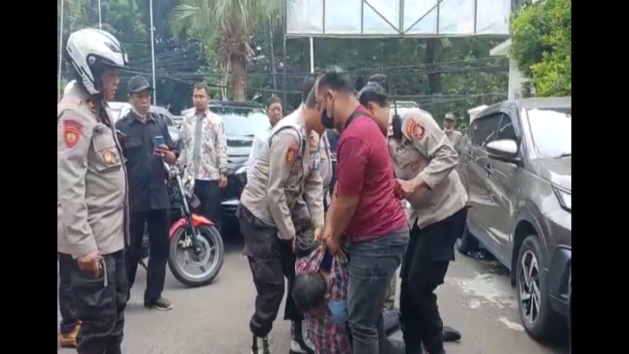 Pelaku penembakan di kantor MUI saat diamankan. (Net)