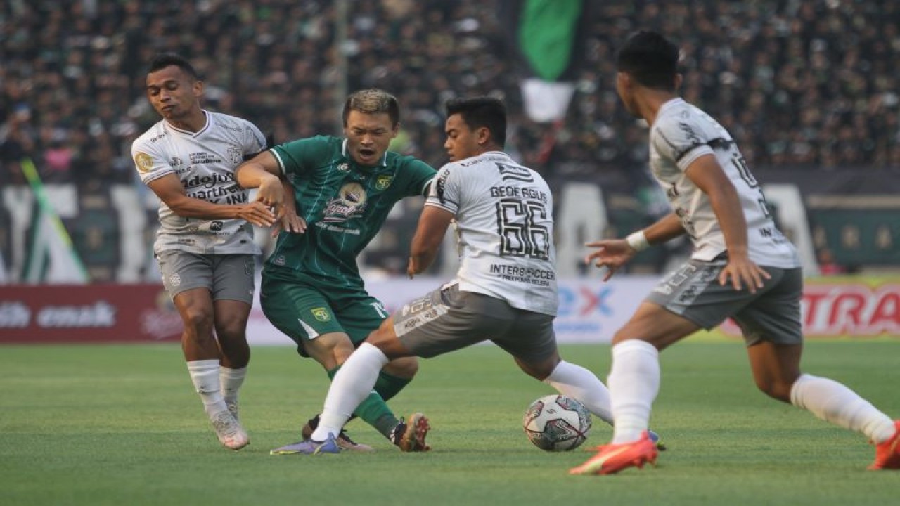 Pesepak bola Persebaya Sho Yamamoto (kedua kiri) berusaha melewati pesepak bola Bali United Irfan Jaya (kiri) dan Gede Agus Mahendra (kedua kanan) saat pertandingan uji coba di Stadion Gelora Bung Tomo, Surabaya, Jawa Timur, Minggu (28/5/2023). Pada pertandingan uji coba tersebut Persebaya mengalahkan Bali United dengan skor akhir 3-1. ANTARA FOTO/Moch Asim/