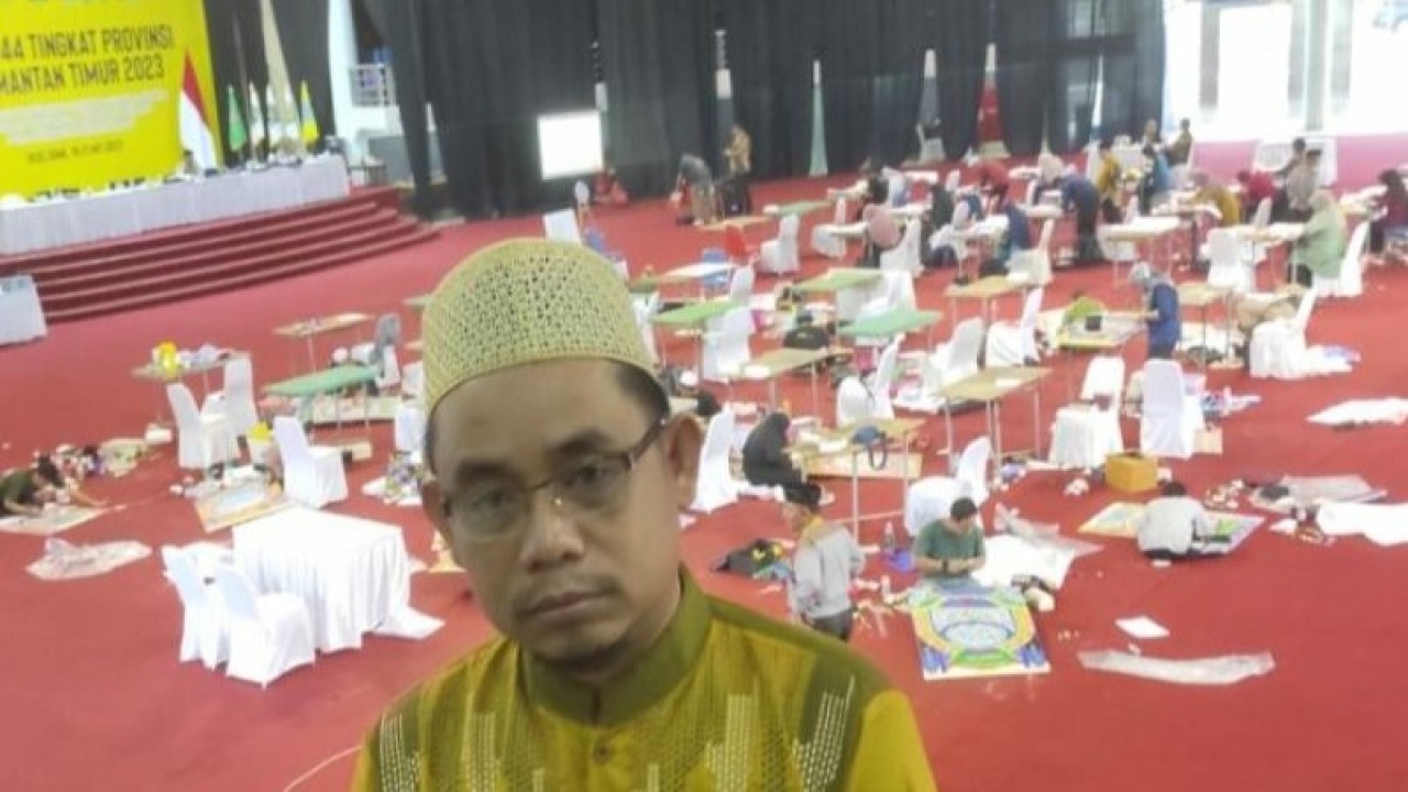 Pelatih kaligrafi PPU Kasmuji di ajang lomba kaligrafi MTQ Ke-44 Provinsi Kalimantan Timur, Kamis (18/5/2023). ANTARA/HO-Panitia MTQ44