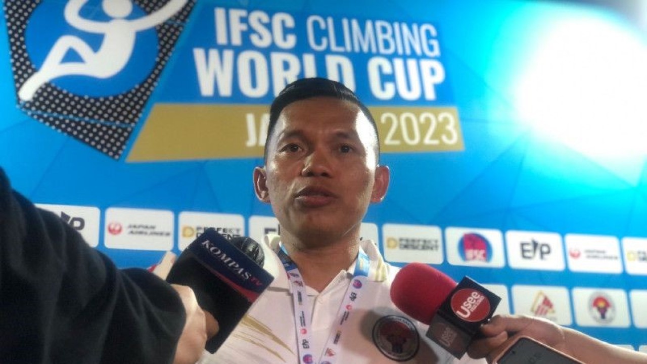 Pelatih panjat tebing kategori speed Indonesia Hendra Basir dalam sesi jumpa pers seusai pertandingan IFSC World Cup di Lot 6 Gelora Bung Karno (GBK), Jakarta pada Sabtu (6/5) (Fajar Satriyo)