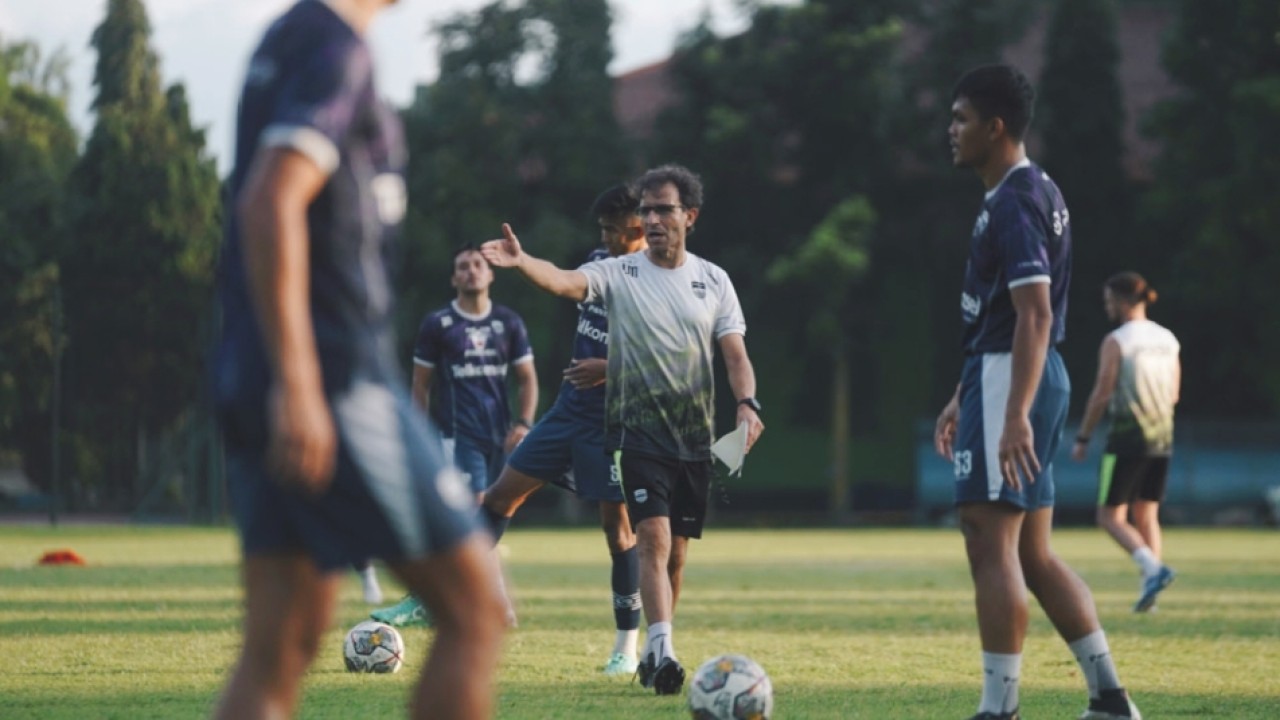 Pelatih Persib Luis Milla