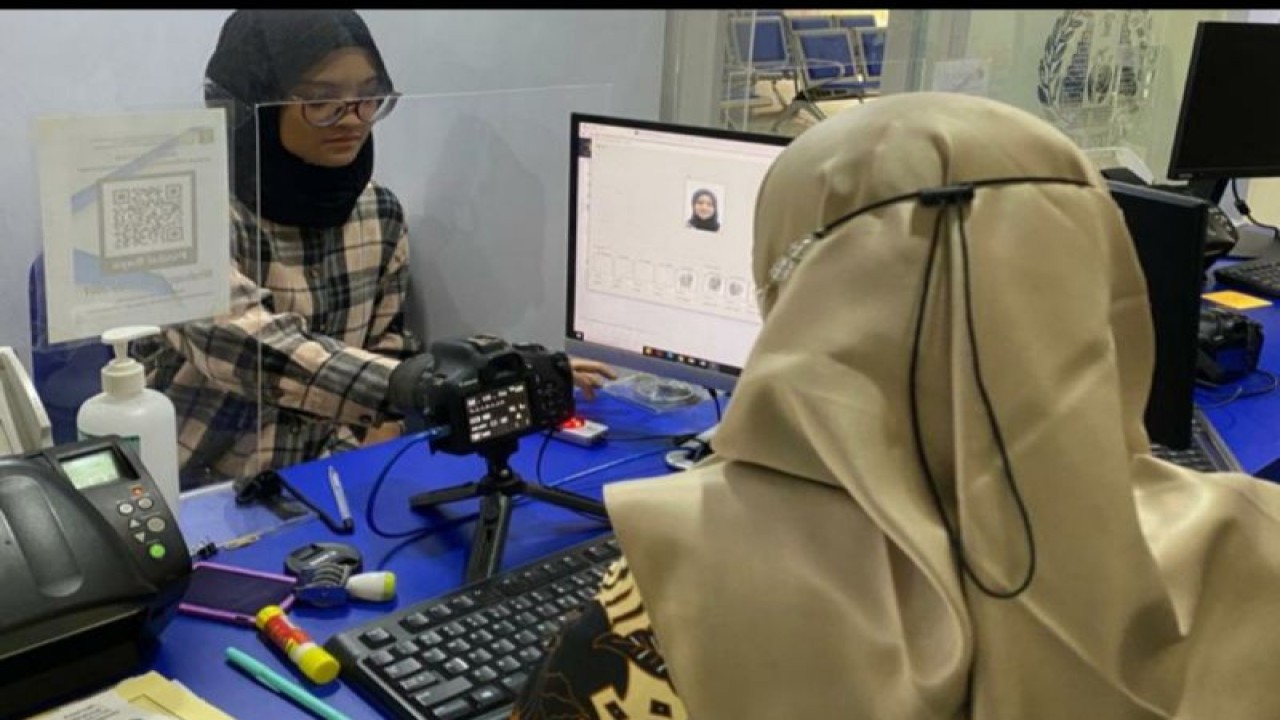 Pelayanan pembuatan paspor di Imigrasi Palembang (ANTARA/Yudi Abdullah/23)