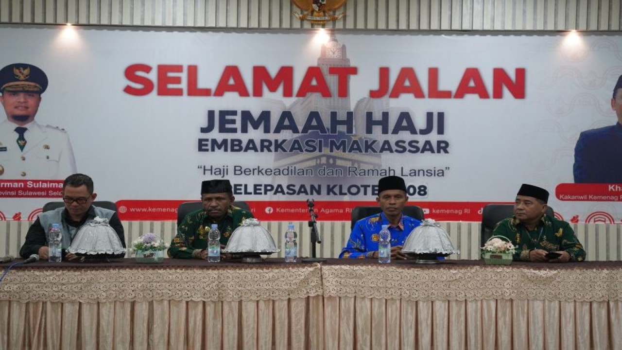 Pelepasan jemaah haji di embarkasih Makassar. (ANTARA/Qadri Pratiwi)