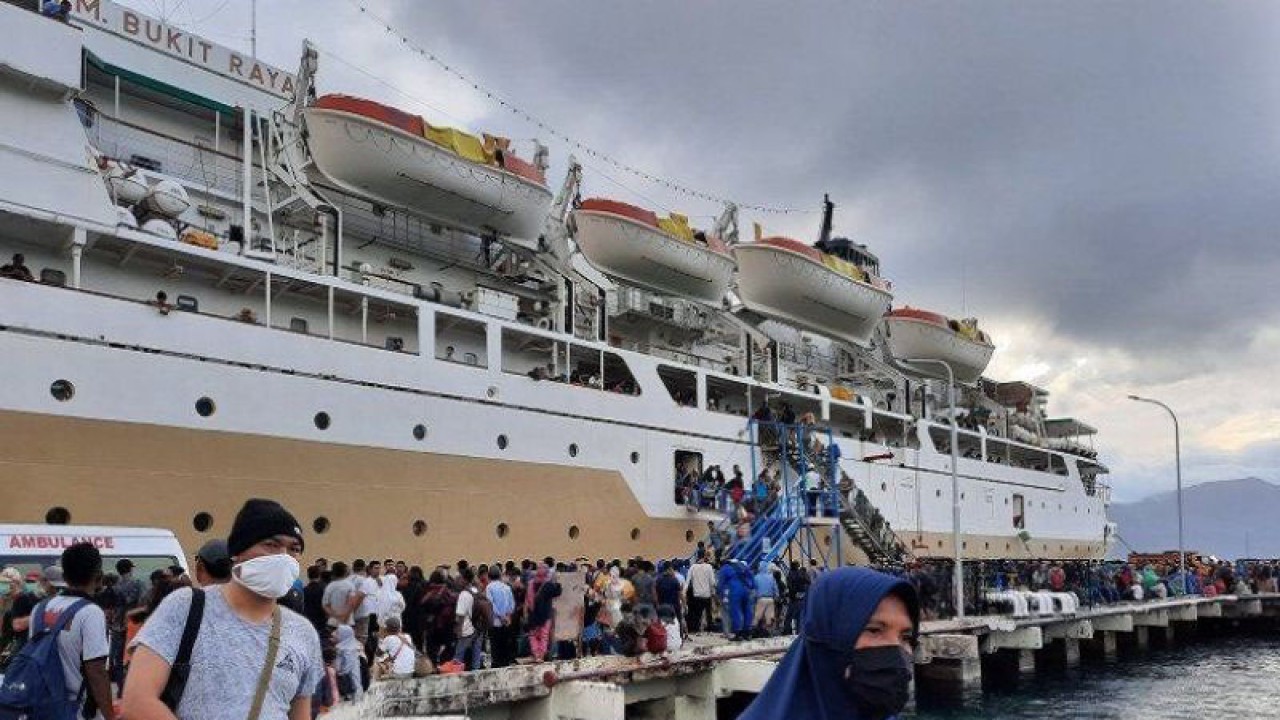 Suasa arus penumpang yang turun maupun naik dari kapal Pelni di pelabuhan Murhum Baubau, Sulawesi Tenggara sekitar dua hari sebelum lebaran Idul Fitri 1444 Hijriah. (ANTARA/HO-Diskominfo Baubau)