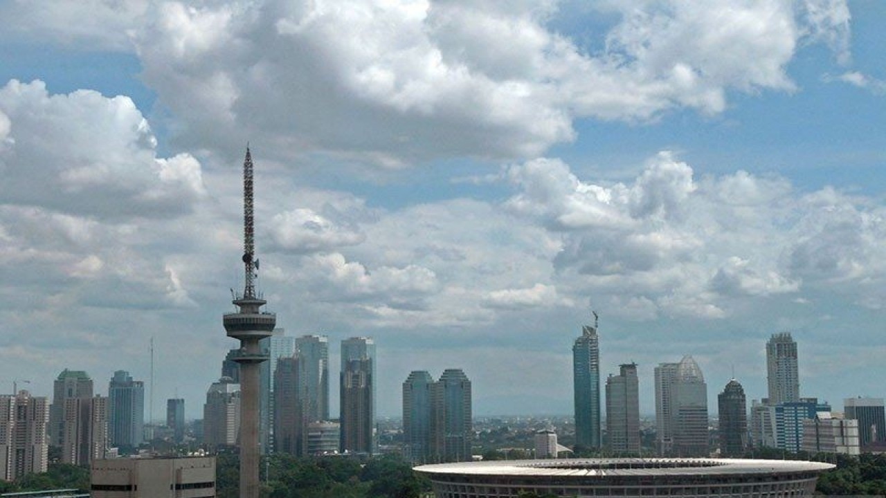 Pemandangan gedung-gedung tinggi di Jakarta saat cuaca cerah berawan. (ANTARA/Ismar Patrizki)